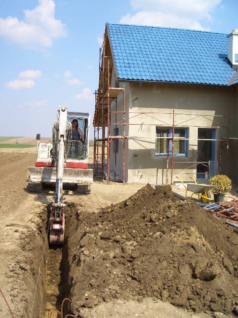 CIMG2292 Dann kam auch noch der Bagger um uns eine Grube f�r das Zaunfundament zu graben.