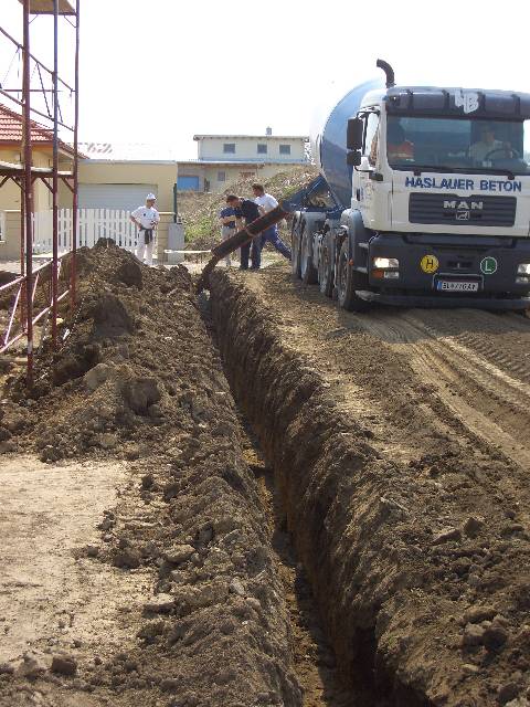 CIMG2311 Am n�chsten Tag wurde die Grube mit Beton gef�llt.