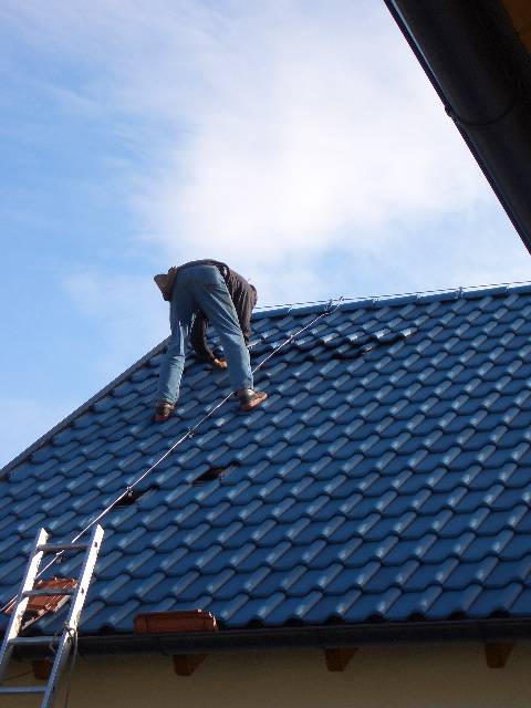 CIMG4066 Dach Episode 7: Es wird wieder teilweise genagelt. Mal schaun, ob es nun h�lt.