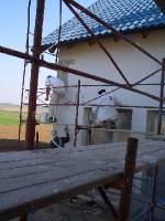 CIMG2335 Und jetzt kommt der letzte Schliff - die wei�e Fassadenfarbe wird aufgerieben (darum auch Reibeputz).