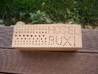 CIMG4092 Die L�cher sind f�r verschieden gro�e Bienen.