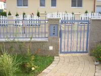 CIMG4136 Die blaue Briefkastent�re ist nun montiert und die Kabel sind an die Sprechanlage angeschlossen.